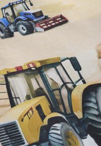 Dwa kreskówkowe traktory: jeden niebieski z czarnymi kołami i czerwoną przystawką, drugi żółty z szarymi kołami i zielonymi akcentami, na beżowym tle.