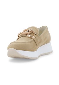 Scarpa slip-on in suede beige con suola ampia, caratterizzata da un accento decorativo in hardware color oro e una soletta imbottita per il comfort.