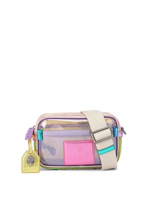 Sac iridescent transparent avec des accents rose et vert, un patch logo texturé et une étiquette jaune détachable. Sangle beige ajustable.