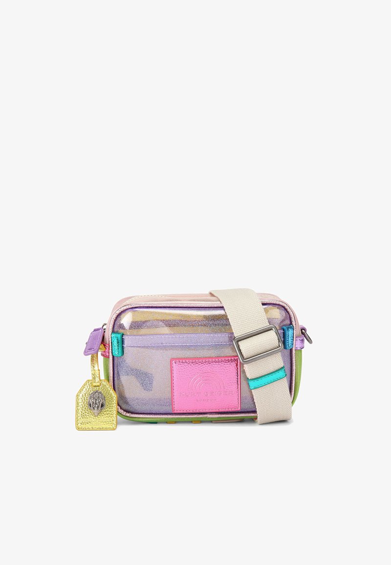 Borsa trasparente iridescente con dettagli rosa e verde, un’etichetta in tessuto testurizzato e un tag giallo rimovibile. Tracolla regolabile beige.