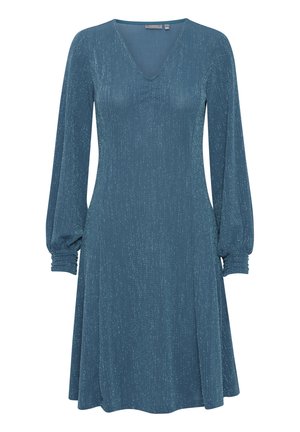 Kelio ilgio, tamsiai mėlynas suknelė, turinti ilgus rankovės su susiraukšlėjusiomis apykaklėmis, V formos iškirptę ir tekstūruotą, blizgantį audinį.