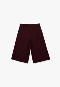 Burgundi culottes dengan desain yang terawat, dilengkapi dengan sabuk pinggang, lipatan, dan kaki lebar. Terbuat dari kain yang halus dan bertekstur.