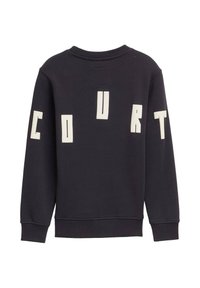 Donkerblauwe sweatshirt met geribbelde manchetten en zoom, met grote witte blokletters op de achterkant die "COURT" spellen. Vlotte textuur, casual ontwerp.