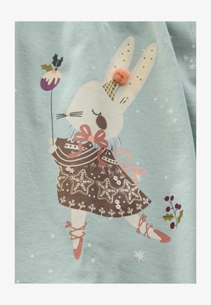 Illustrazione di un coniglio che indossa un vestito marrone con stelle, scarpe rosa e un cappello a cono, mentre tiene un dolcetto viola su un bastoncino su uno sfondo turchese.