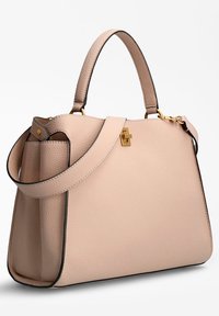 Sac à main en cuir pêche au design structuré, avec double poignée et une bandoulière amovible. Quincaillerie dorée et détails de bordure noire.