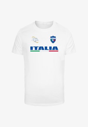 Valge puuvilla T-särk, millel on julged sinised tähed "ITALIA", roheliste ja punaste aktsentidega, ning trükitud logod ja tekst üleval.