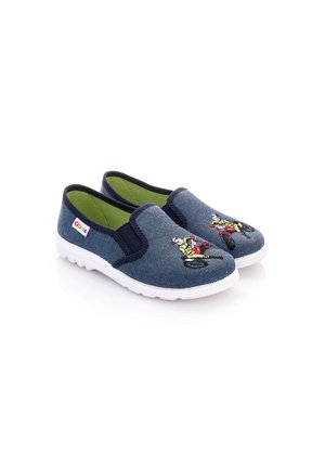 Niebieskie dżinsowe buty typu slip-on z białymi gumowymi podeszwami, posiadające zielone wykończenie i wzór z kreskówkowym motocyklem z przodu.