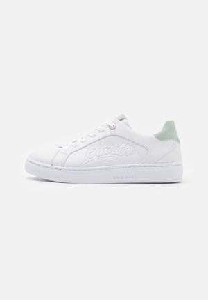 Witte lage sneaker met ‘bugatti’ in reliëf aan de zijkant, witte veters en een lichtgroene hieltab tegen een effen achtergrond.