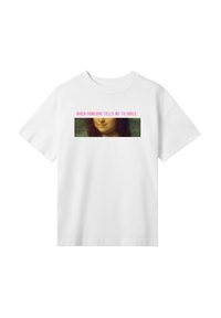 Hvid bomulds T-shirt med et grafik af Mona Lisas ansigt og teksten "NÅR NOGEN BEDER MIG OM AT SMILE:" i pink ovenfor.