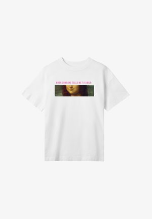 Hvid bomulds T-shirt med et grafik af Mona Lisas ansigt og teksten "NÅR NOGEN BEDER MIG OM AT SMILE:" i pink ovenfor.