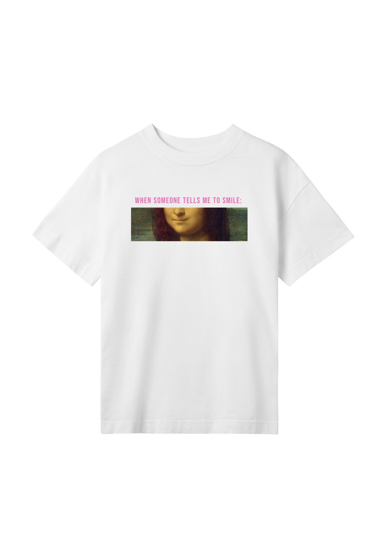 Hvid bomulds T-shirt med et grafik af Mona Lisas ansigt og teksten "NÅR NOGEN BEDER MIG OM AT SMILE:" i pink ovenfor.