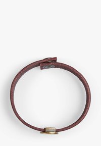 Pulsera de cuero marrón con una textura suave, que cuenta con un cierre de metal a presión y una forma circular sencilla.