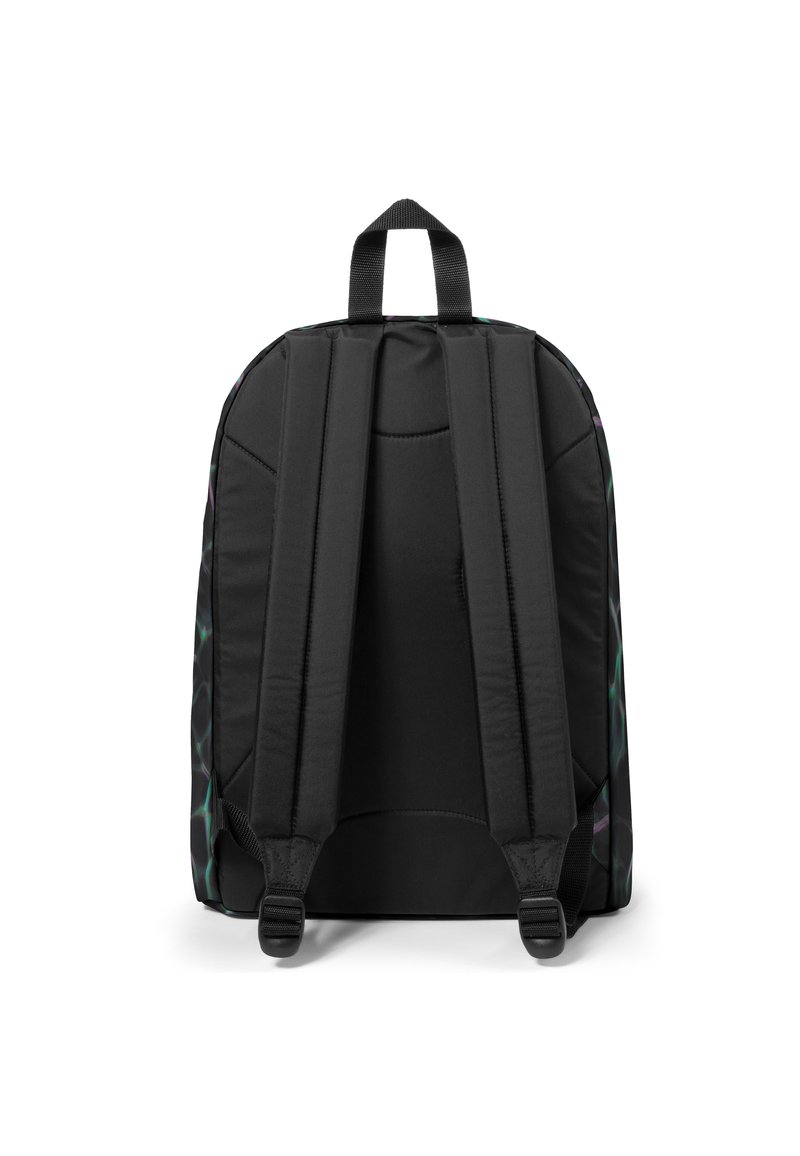 Sac à dos noir avec dos rembourré et bretelles réglables, présentant une texture lisse et un motif géométrique en vert foncé et violet sur les côtés.