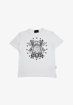 Maglietta bianca a maniche corte con design geometrico nero a forma di stella e fulmine e testo "In Search of Fun" e "Richmond" al centro davanti.