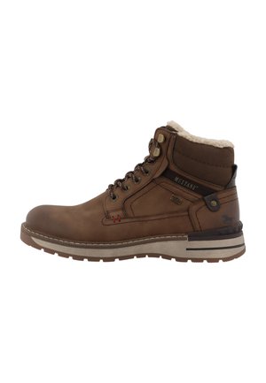 Brauner hoher Schnürstiefel mit gepolstertem Kragen, Gummisohle und warmem Fellfutter, mit Metallösen und Mustang-Logo an der Seite.