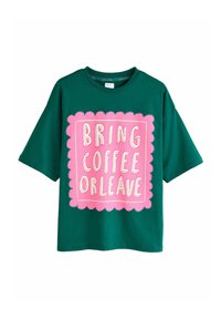 Grön kortärmad T-shirt med en stor rosa fyrkant på framsidan som säger "BRING COFFEE OR LEAVE" i vita stiliserade bokstäver.