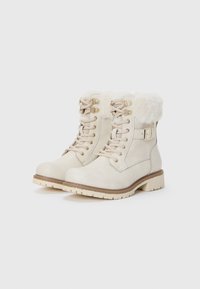 Bottes de cheville à lacets en cuir blanc cassé avec col en fausse fourrure, accents en métal doré et semelle crémée robuste. Fini texturé visible.