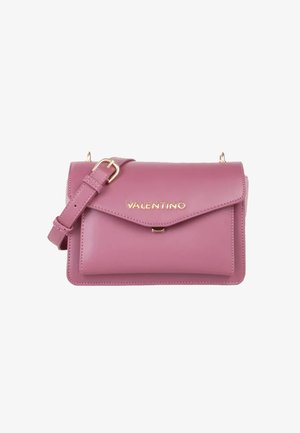 Bolso de mano de cuero rosa con un diseño estructurado, logo dorado, cierre de solapa y correa ajustable. Textura suave con un brillo sutil.