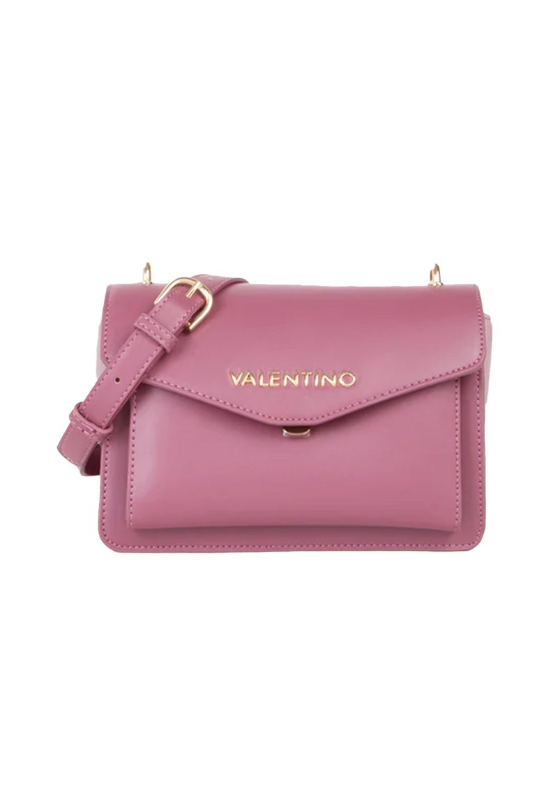 Sac à main en cuir rose avec un design structuré, logo en or, fermeture à rabat et bandoulière réglable. Texture lisse avec un subtil éclat.
