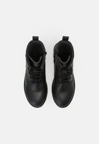 Botas negras hasta el tobillo de cuero suave, con un interior texturizado, diseño de cordones y cremallera lateral para un fácil uso.