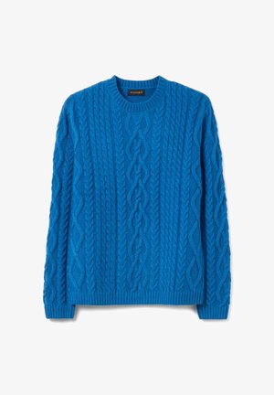 Suéter azul de punto con patrones de trenzas, cuello redondo, puños y dobladillo acanalados. Fabricado con una mezcla de lana gruesa y texturizada.