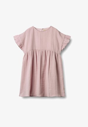 Różowa, krótko rękawowa sukienka uszyta z teksturowanej tkaniny, z ześrubowanym pasem, luźnym krojem i zapięciem na guziki z tyłu.