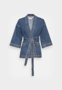 Jeansowy kimono w stylu kurtki z szerokimi rękawami, głębokimi kieszeniami, wiązaniem w talii oraz kontrastowymi detalami w przeszyciu. Kolor niebieski i teksturowany materiał.