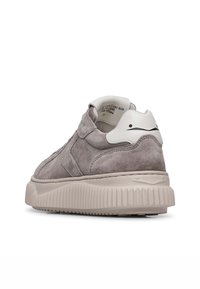 Sneakers en suède gris avec une épaisse semelle beige, bout arrondi et col rembourré. Caractérisés par une languette blanche au talon et un logo discret à l'intérieur.