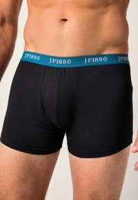 Černé pánské boxerky s tyrkysovým elastickým pasem, na kterém je nápis "JP1880". Vyrobeno z měkkého materiálu s přiléhavým střihem.