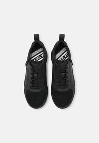 Chaussures de sport noires en suède et matériaux synthétiques, au design élégant, avec fermeture à lacets et accents de logo.