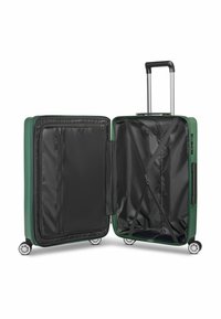 Maleta verde con una carcasa dura, dos compartimentos negros con cremallera en el interior, correas ajustables y cuatro ruedas giratorias.
