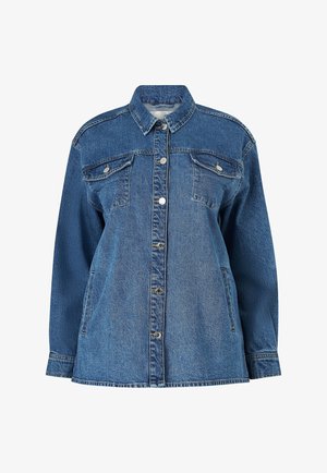 Chaqueta de mezclilla en azul medio con cierre de botones, dos bolsillos en el pecho, mangas largas y un ajuste ligeramente holgado. Presenta detalles de costura clásicos.