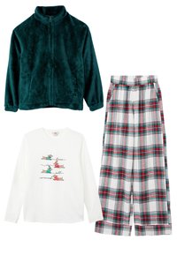 Ciemnozielona kurtka z polaru na zamek, biała koszula na długi rękaw z ilustracjami jamników i tekstem oraz czerwono-zielone spodnie od piżamy w kratę.