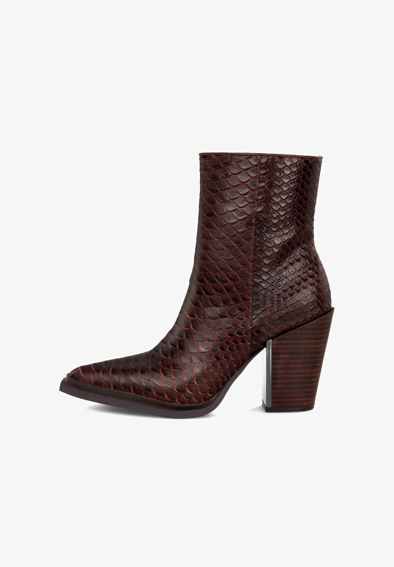 Brązowy botek za kostkę w wzory, z szpiczastym noskiem, teksturą węża i chunky drewnianym obcasem z metalowym akcentem.
