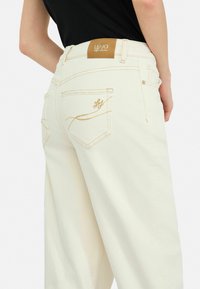 LIU JO CARROT - Mom jeans - off white