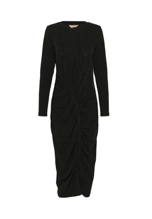 Fekete, térd alatt érő ruha hosszú ujjakkal, textúrált anyaggal és oldalsó ráncolással. Kerek nyakkivágás és testhez simuló fazon.