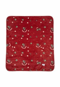 Manta de forro polar roja con un patrón de regalos y copos de nieve. Borde acabado con costura decorativa. Textura suave.