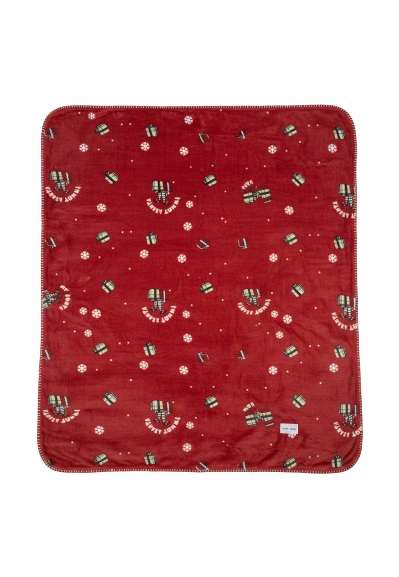Manta de forro polar roja con un patrón de regalos y copos de nieve. Borde acabado con costura decorativa. Textura suave.