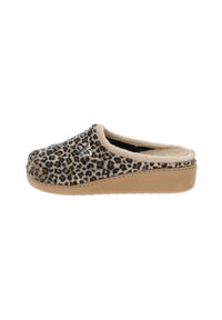 Slippers met luipaardprint, gemaakt van een zachte stof met een beige voering, voorzien van een gevoerde zool en een iets verhoogde hak.
