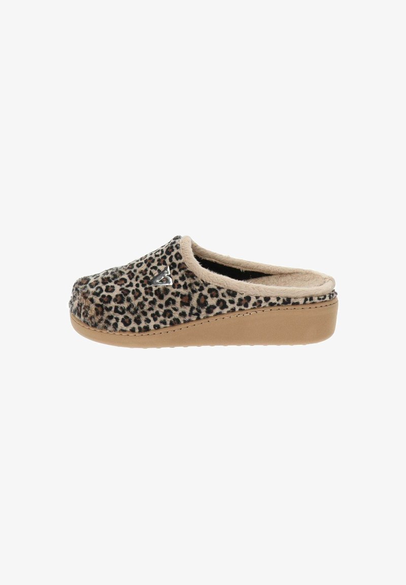Slippers met luipaardprint, gemaakt van een zachte stof met een beige voering, voorzien van een gevoerde zool en een iets verhoogde hak.