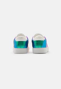 Sneakers in regenboogkleuren met een metallic textuur, voorzien van een witte rubberen zool, een gewatteerde enkelkraag en een gouden logo op de hak.