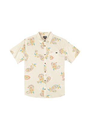 Chemise beige à manches courtes fermée par des boutons, à motifs cachemire et floraux colorés, avec une poche poitrine ornée d'une petite étiquette noire.