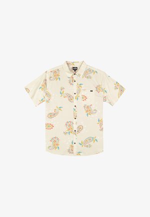 Chemise beige à manches courtes fermée par des boutons, à motifs cachemire et floraux colorés, avec une poche poitrine ornée d'une petite étiquette noire.