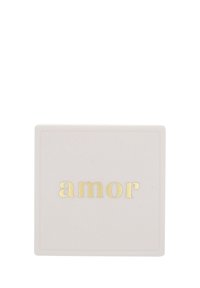 Caja blanca cuadrada con texto dorado en relieve que dice "amor". Textura suave y un brillo sutil, mostrando un diseño limpio y moderno.