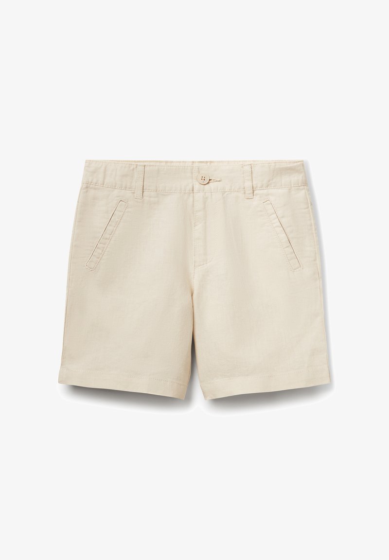 Shorts beiges fabriqués en tissu léger avec une texture lisse. Comprend une fermeture à bouton, des poches latérales et un ourlet droit.