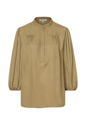 Olijfgroene blouse met lange mouwen, gemaakt van zacht materiaal met een hoge halslijn, knoopsluiting aan de voorkant en met rimpelingen op de schouders en de achterkant.