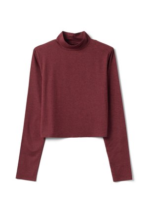 Top de mujer de manga larga y cuello vuelto, corto, en tela lisa de color rojo oscuro, colocado plano sobre fondo blanco.