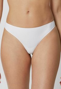Chiloți tanga din bumbac alb, cu o textură neted�ă, design minimalist și tăiere joasă, dotati cu o bandă de talie confortabilă.