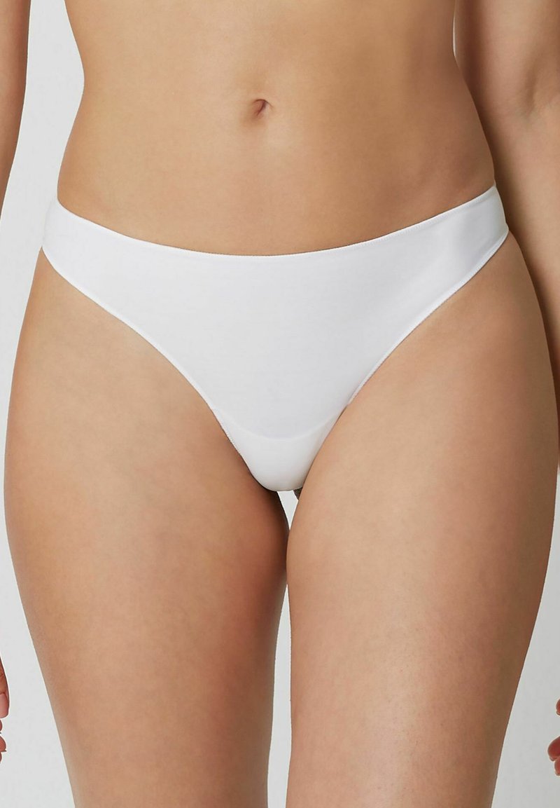 Chiloți tanga din bumbac alb, cu o textură netedă, design minimalist și tăiere joasă, dotati cu o bandă de talie confortabilă.