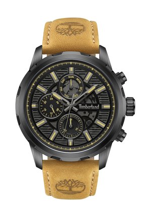 Reloj cronógrafo negro con un dial negro texturizado, acentos amarillos y una correa de cuero marrón con un logo en relieve.